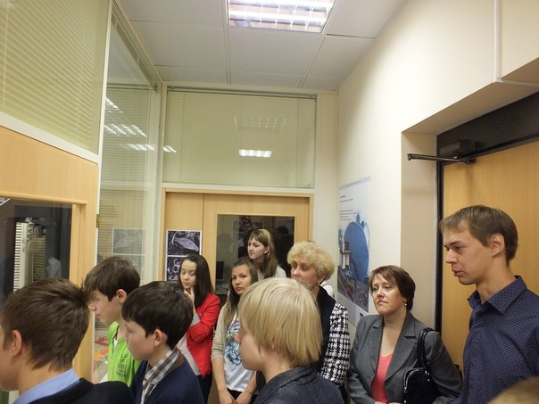 Фото к Школьники Екатеринбурга посетили Уральский центр коллективного пользования «Современные нанотехнологии»