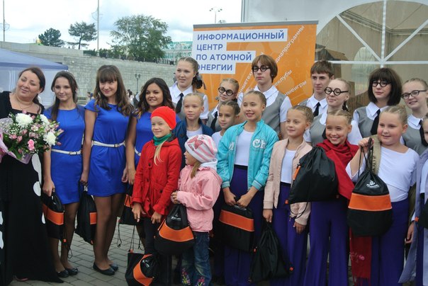 Фото к Более 700 школьников Екатеринбурга построили ледоколы и раскрасили градирни на Празднике Знаний