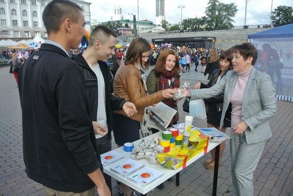 Фото к Более 700 школьников Екатеринбурга построили ледоколы и раскрасили градирни на Празднике Знаний