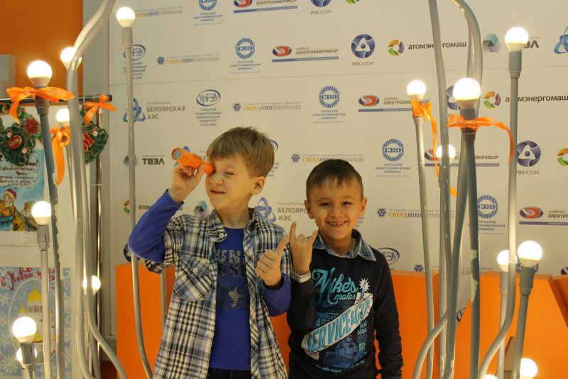 Фото к С энергией в Новый год:   в ИЦАЭ Екатеринбурга прошли «Научные ёлки» 